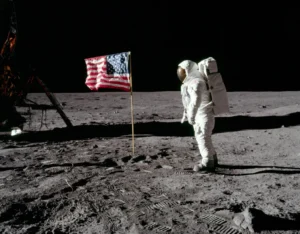 Astronaute de la mission Apollo 11 marchant sur la Lune