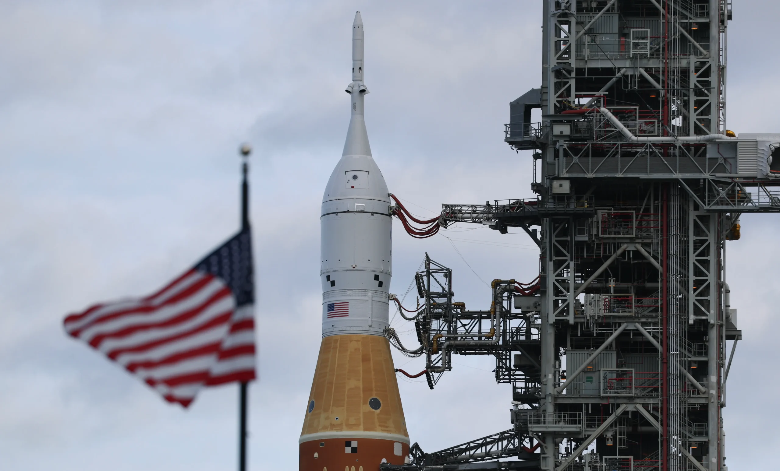 La fusée géante SLS sur le pas de tir 39B au Kennedy Space Center prête pour le lancement d'Artemis 2
