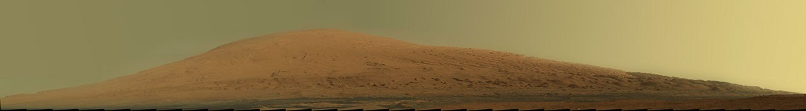 Vue panoramique de Mount Sharp dans le cratère Gale où Curiosity explore les couches sédimentaires