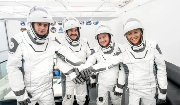 Portrait officiel de l'équipage Crew-12 en combinaison SpaceX