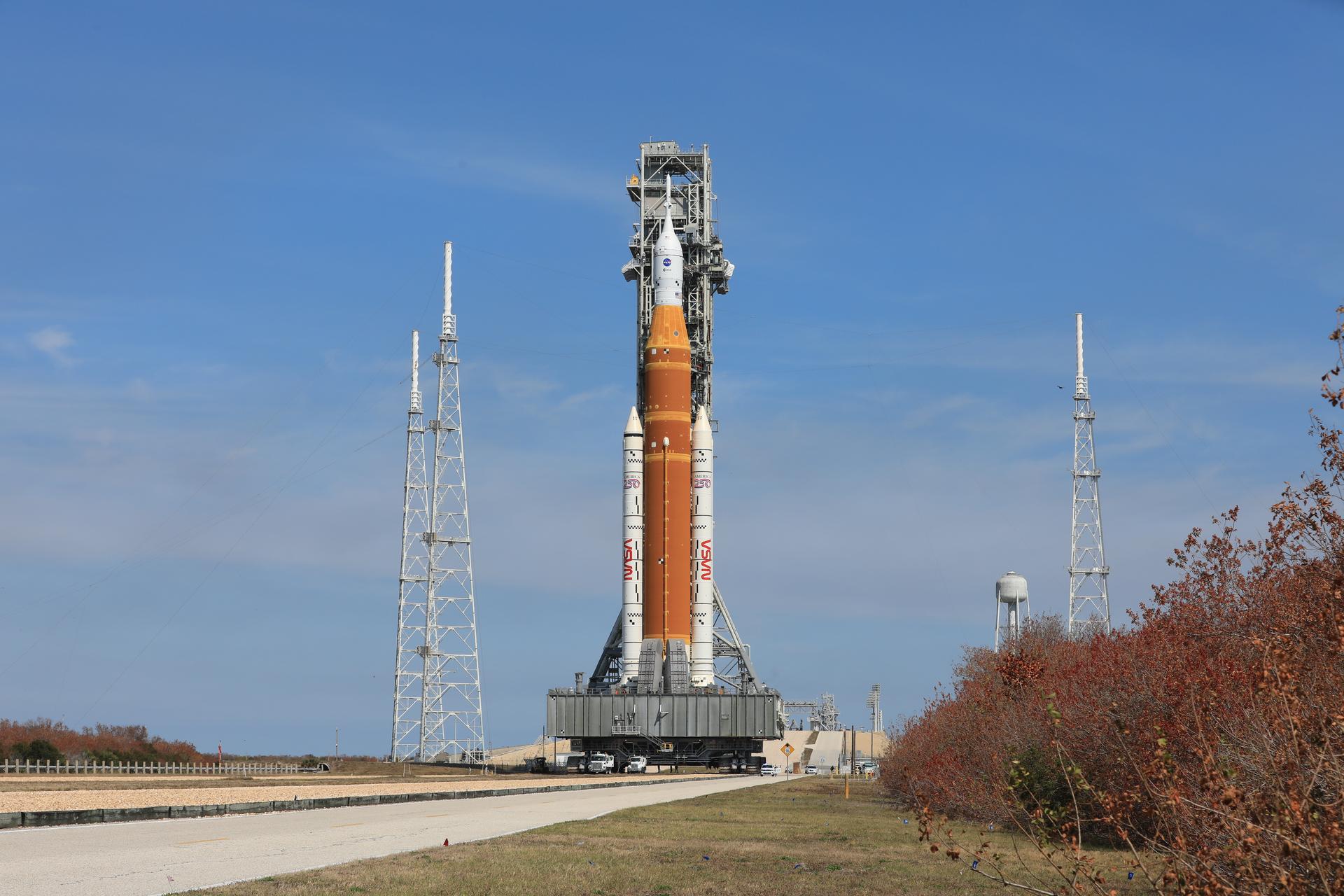 Le crawler-transporter 2 de la NASA transporte la fusée SLS Artemis 2 vers le Vehicle Assembly Building