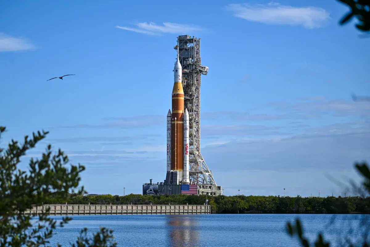 La fusée géante SLS pour Artemis 2 acheminée vers son pas de tir au Kennedy Space Center en janvier 2026
