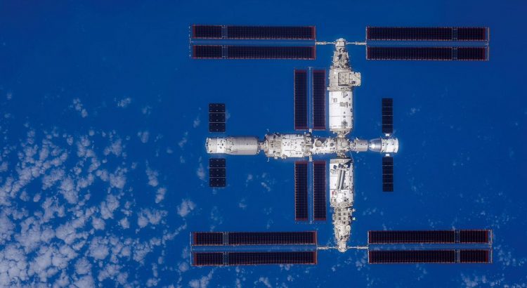 La station spatiale chinoise Tiangong en orbite où l'équipage Shenzhou-20 a attendu l'arrivée de Shenzhou-21
