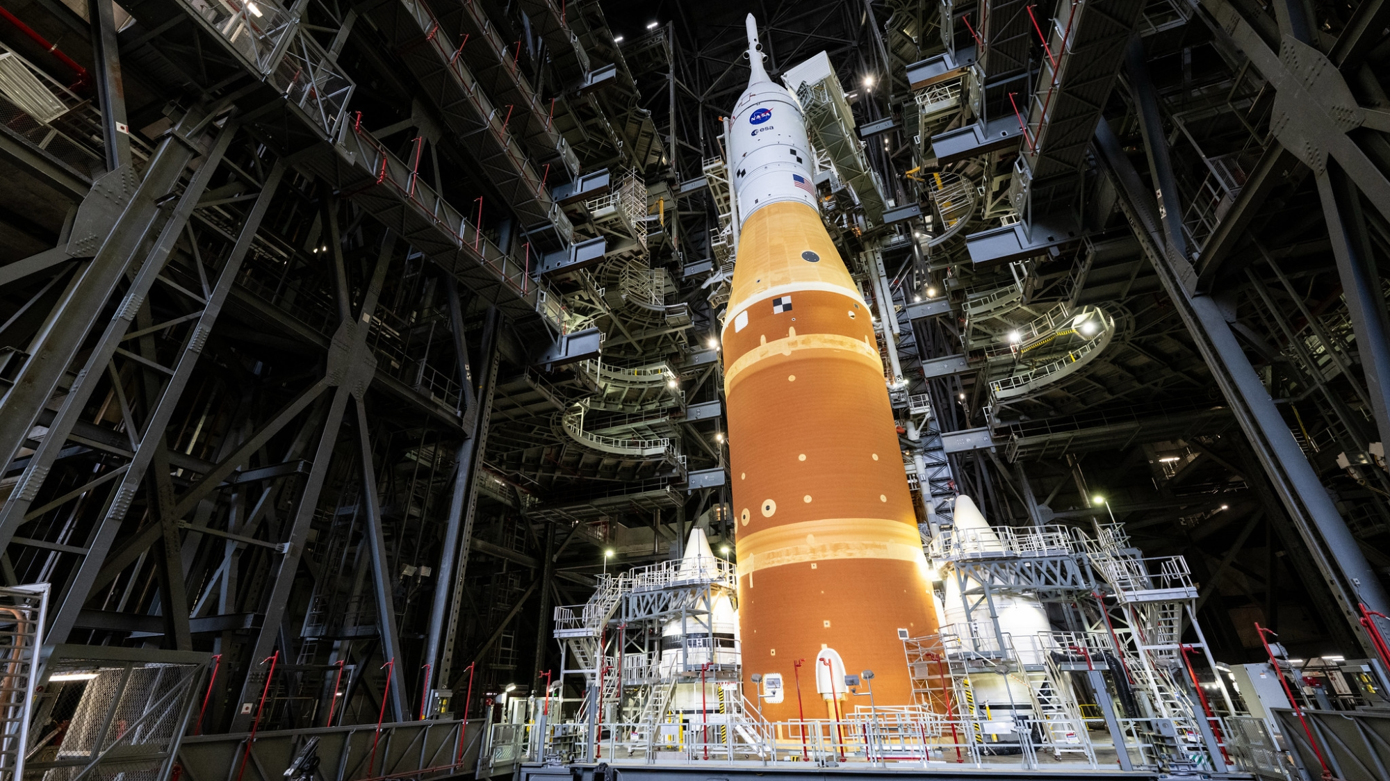 La fusée SLS Artemis 2 à l'intérieur du Vehicle Assembly Building au Kennedy Space Center
