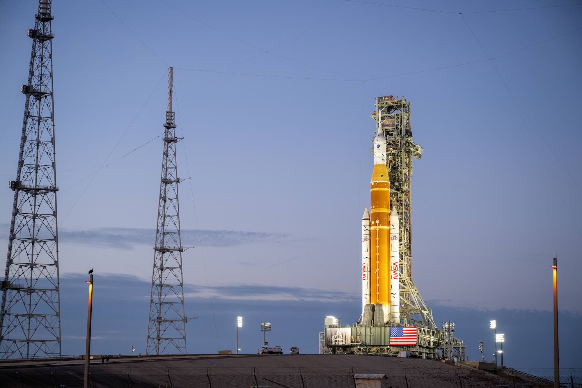 La fusée SLS pour Artemis 2 sur le pas de tir 39B avant le rollback prévu vers le VAB