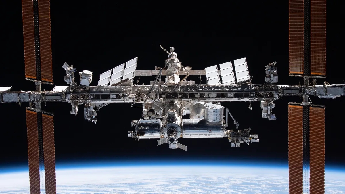 Station Spatiale Internationale ISS vue depuis SpaceX Crew Dragon orbite terrestre prolongée 2032