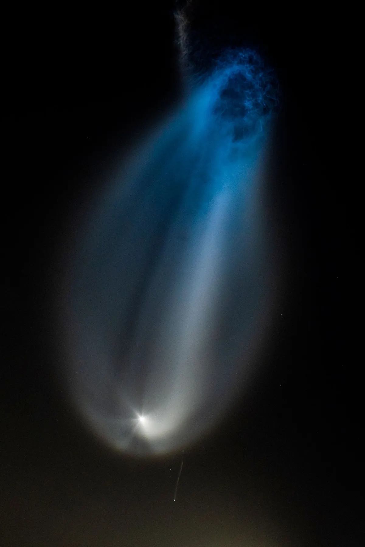 Effet méduse spatiale SpaceX Falcon 9 plume échappement illuminée haute altitude 4 mars 2026