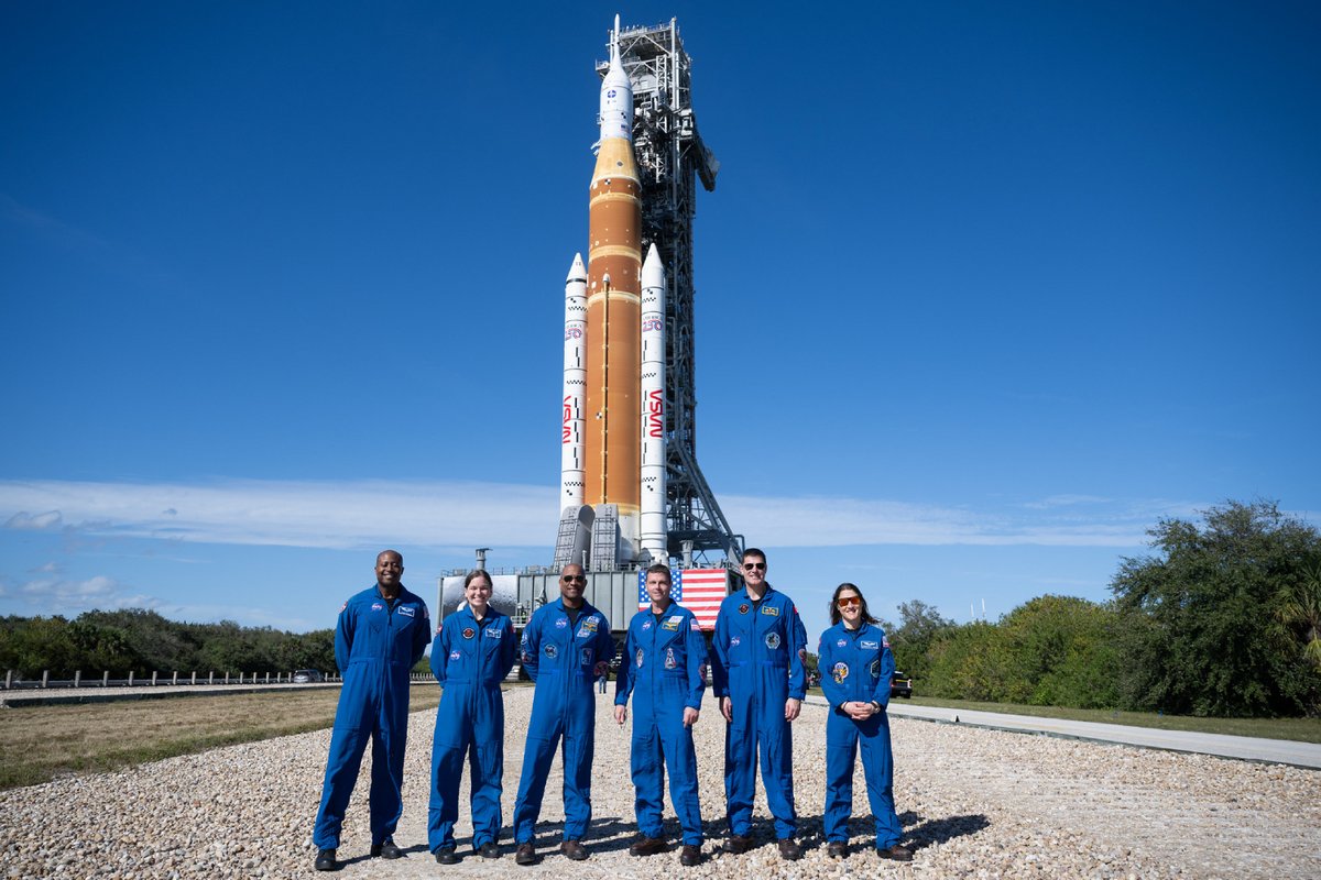 Artemis II risques mission lunaire équipage Reid Wiseman Victor Glover Christina Koch Jeremy Hansen devant SLS NASA