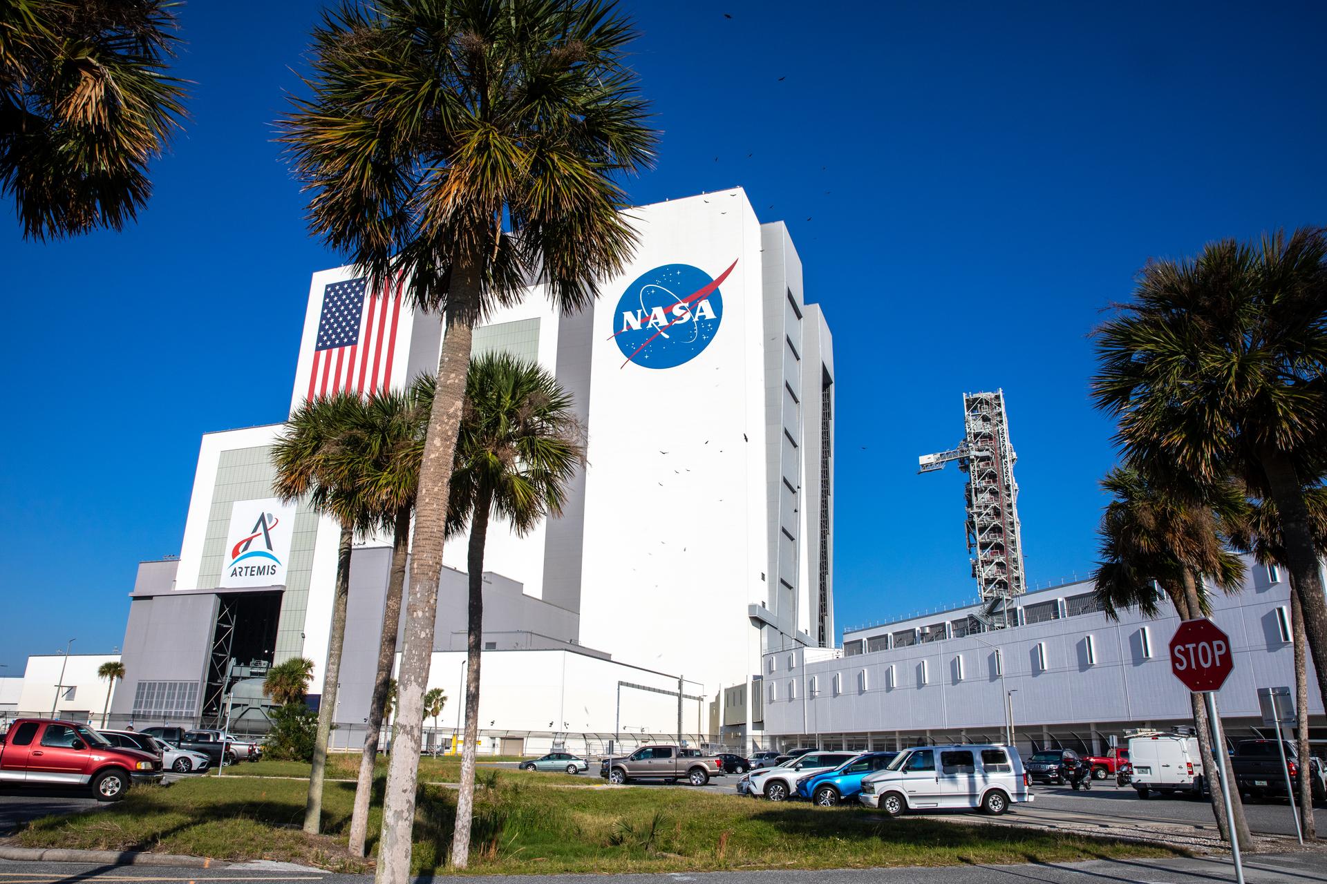 Bâtiment assemblage NASA Kennedy Space Center programme Artemis budget coupes 2027