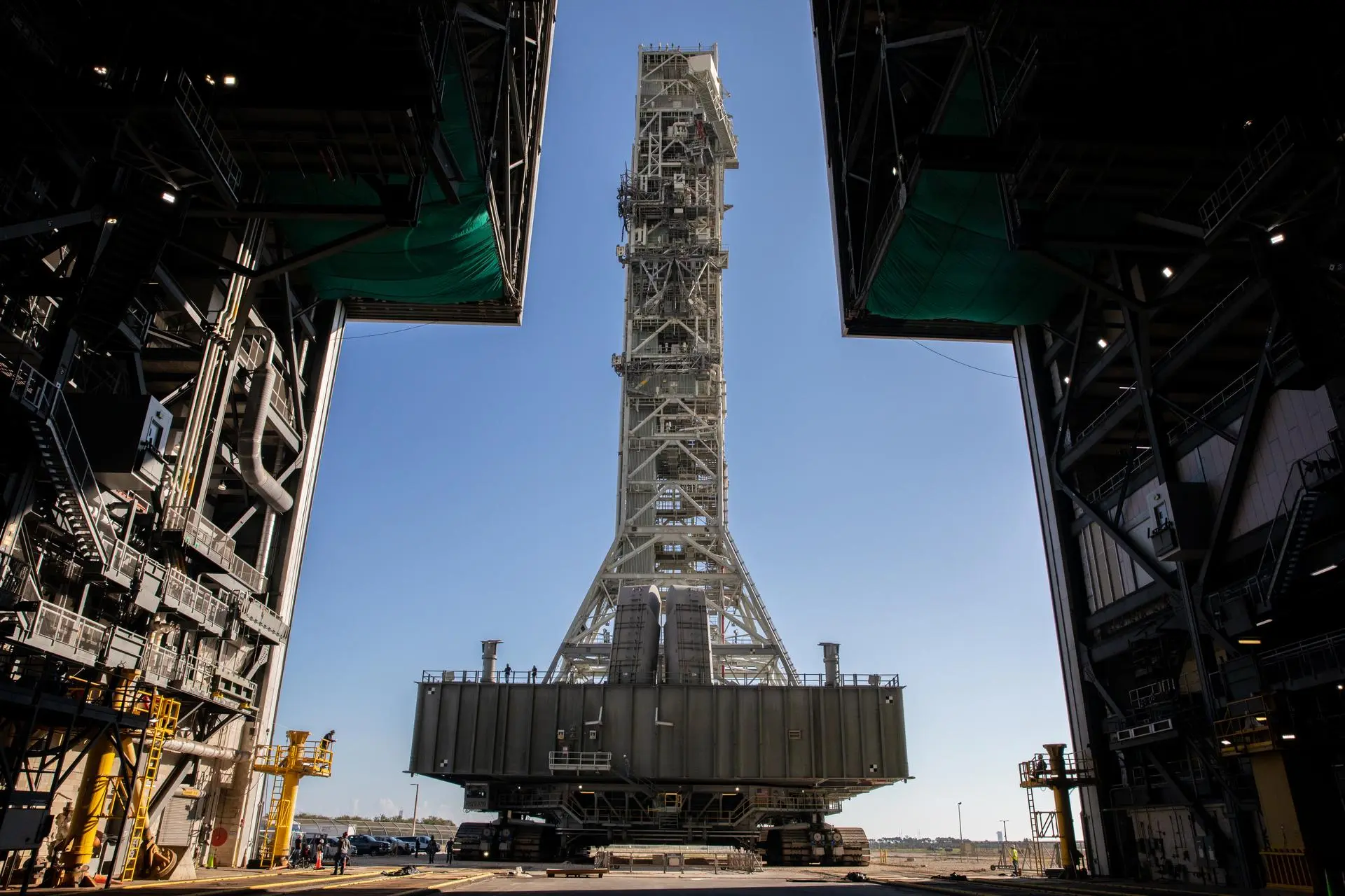 Mobile Launcher 1 ML1 Vehicle Assembly Building VAB Kennedy rollback Artemis I décembre 2022