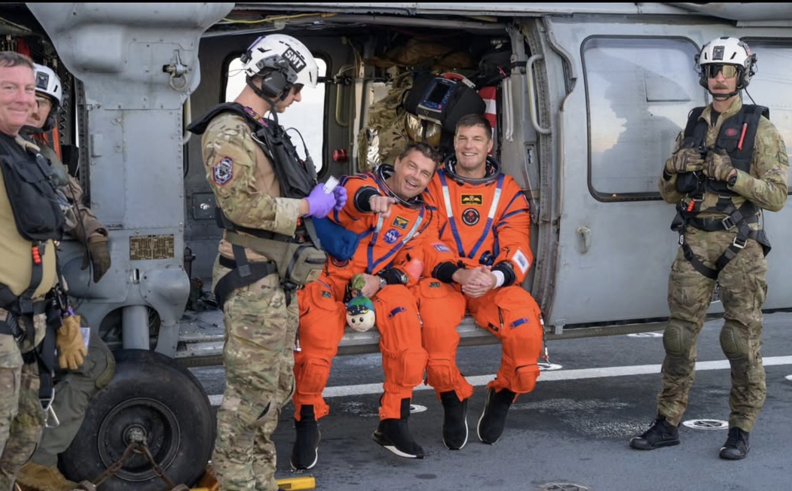 Reid Wiseman Jeremy Hansen hélicoptère récupération amerrissage Artemis II Pacifique NASA