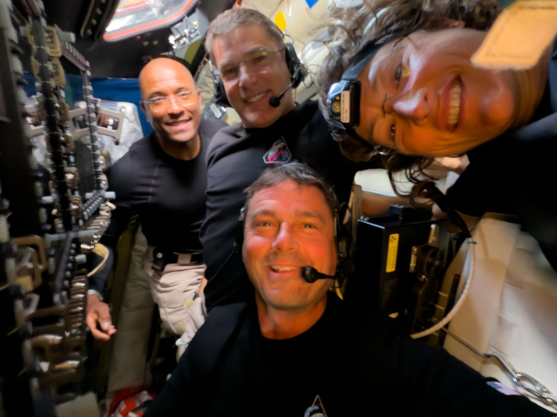 Selfie équipage Artemis II Orion Wiseman Glover Koch Hansen survol lunaire NASA