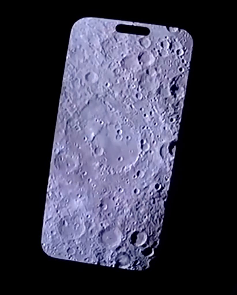Reid Wiseman Artemis II montre photo surface Lune téléphone live broadcast survol lunaire 2026