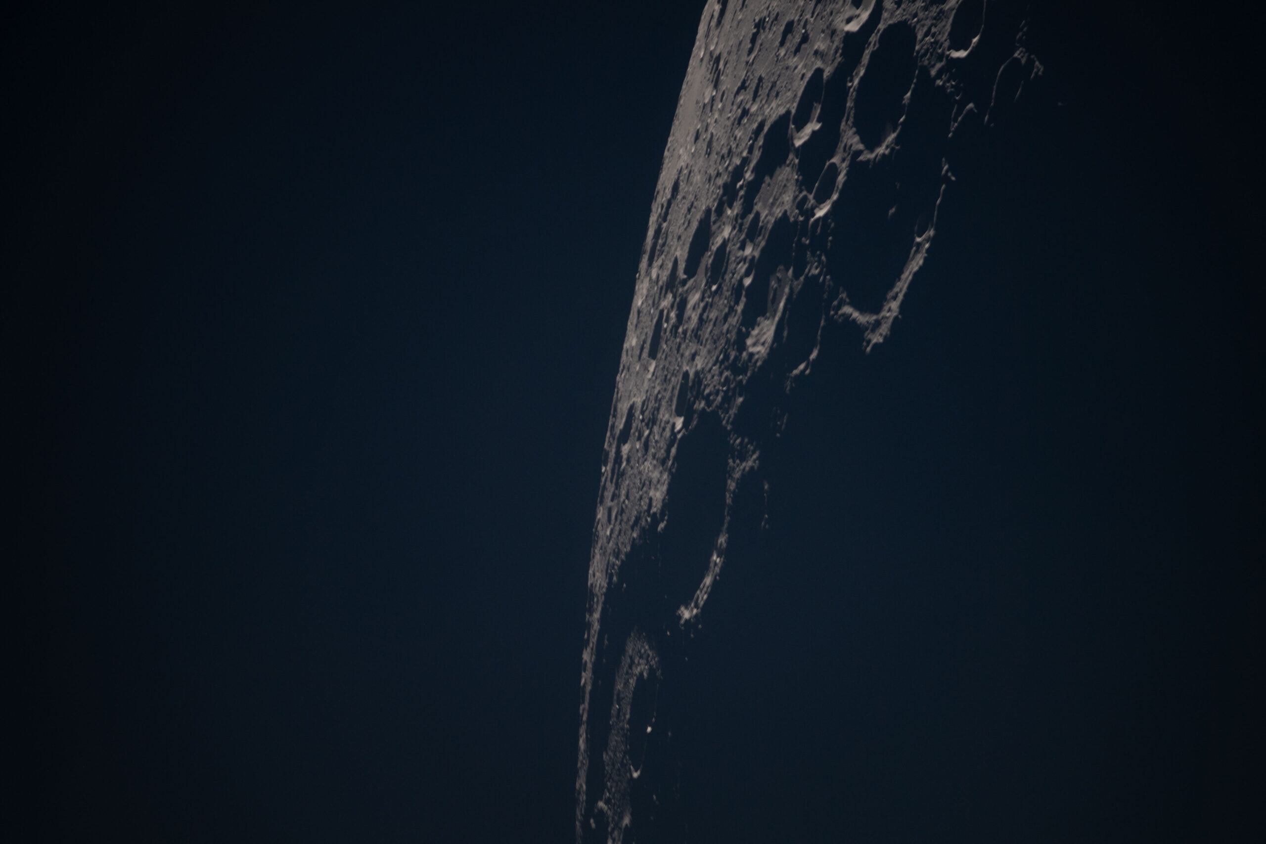 Cratère Birkhoff face cachée Lune gros plan sous-exposé Artemis II NASA