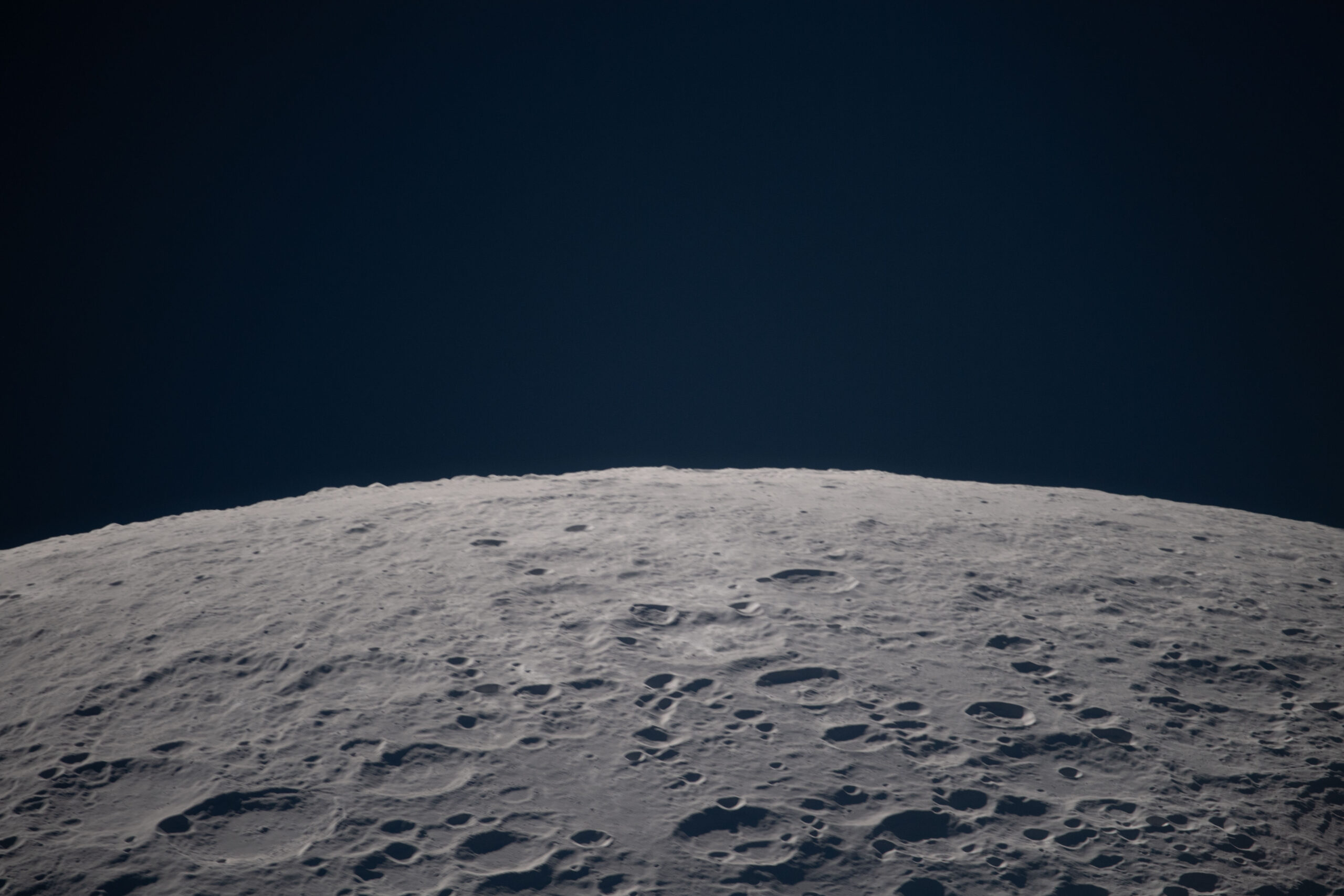 Paysage lunaire cratères ombres observation Artemis II NASA 6 avril 2026
