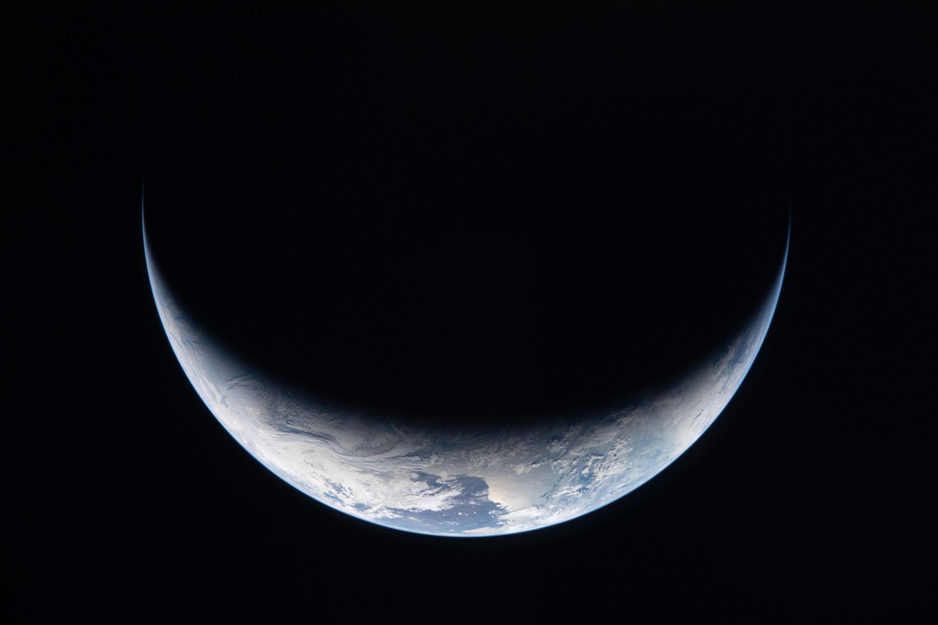Mince croissant Terre hublot Orion Artemis II 2 avril 2026 jour 2 NASA