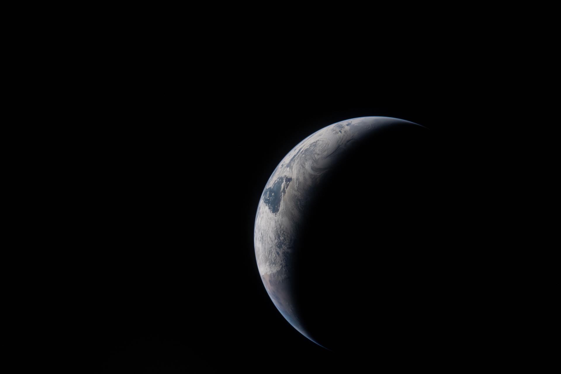 Arc mince Terre lumière soleil océans nuages ombre espace Artemis II 4 avril 2026 NASA