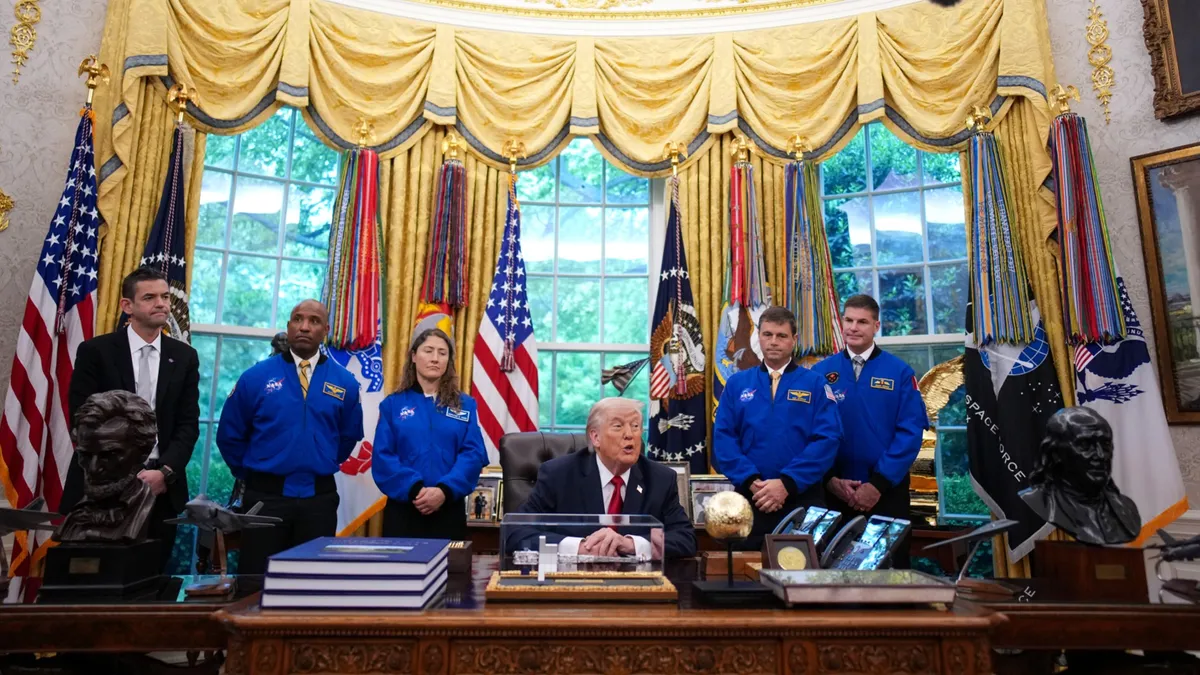 L'equipage d'Artemis II et Jared Isaacman avec Donald Trump